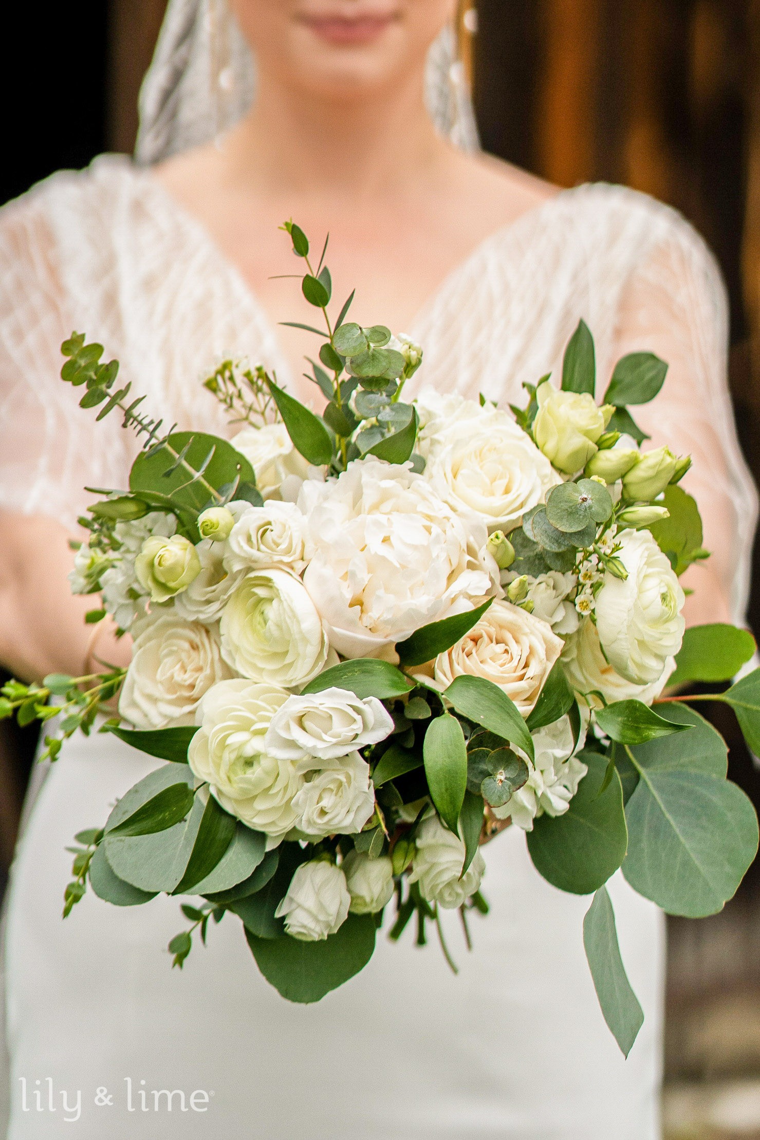 32 Captivating White Wedding Bouquets For Your Dream Ceremony 32 Captivating White Wedding Bouquets For Your Dream Ceremony
