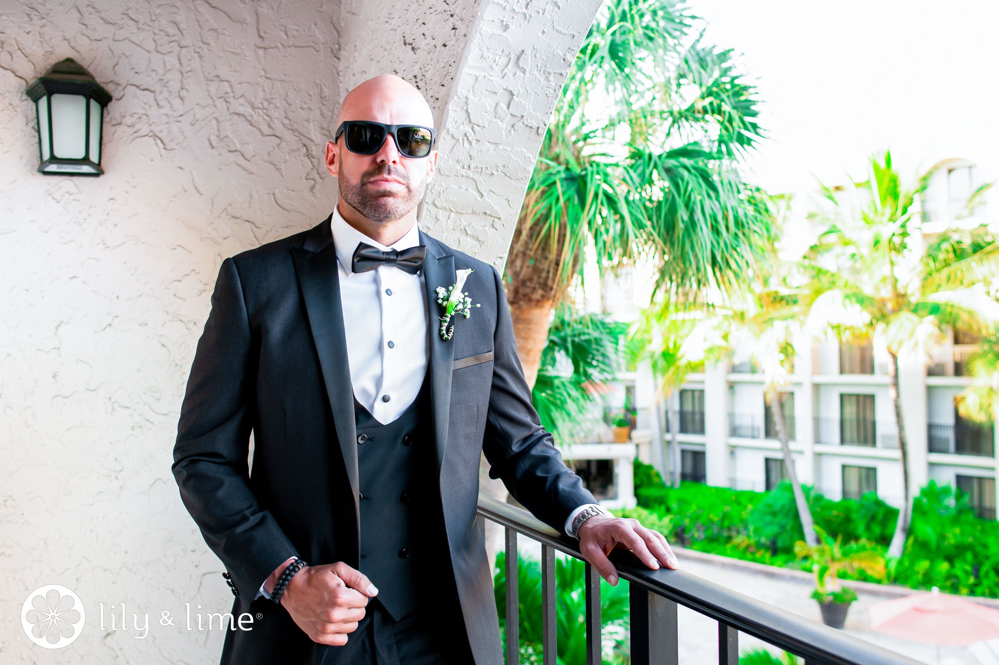 Men's Charcoal Three Piece Suit, White Dress Shirt, Grey Tie, Black  Sunglasses | Lookastic