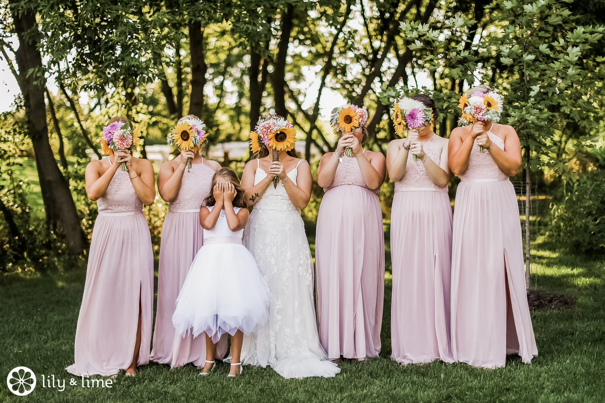 17 Beautiful Wedding Poses for the Bride and Groom